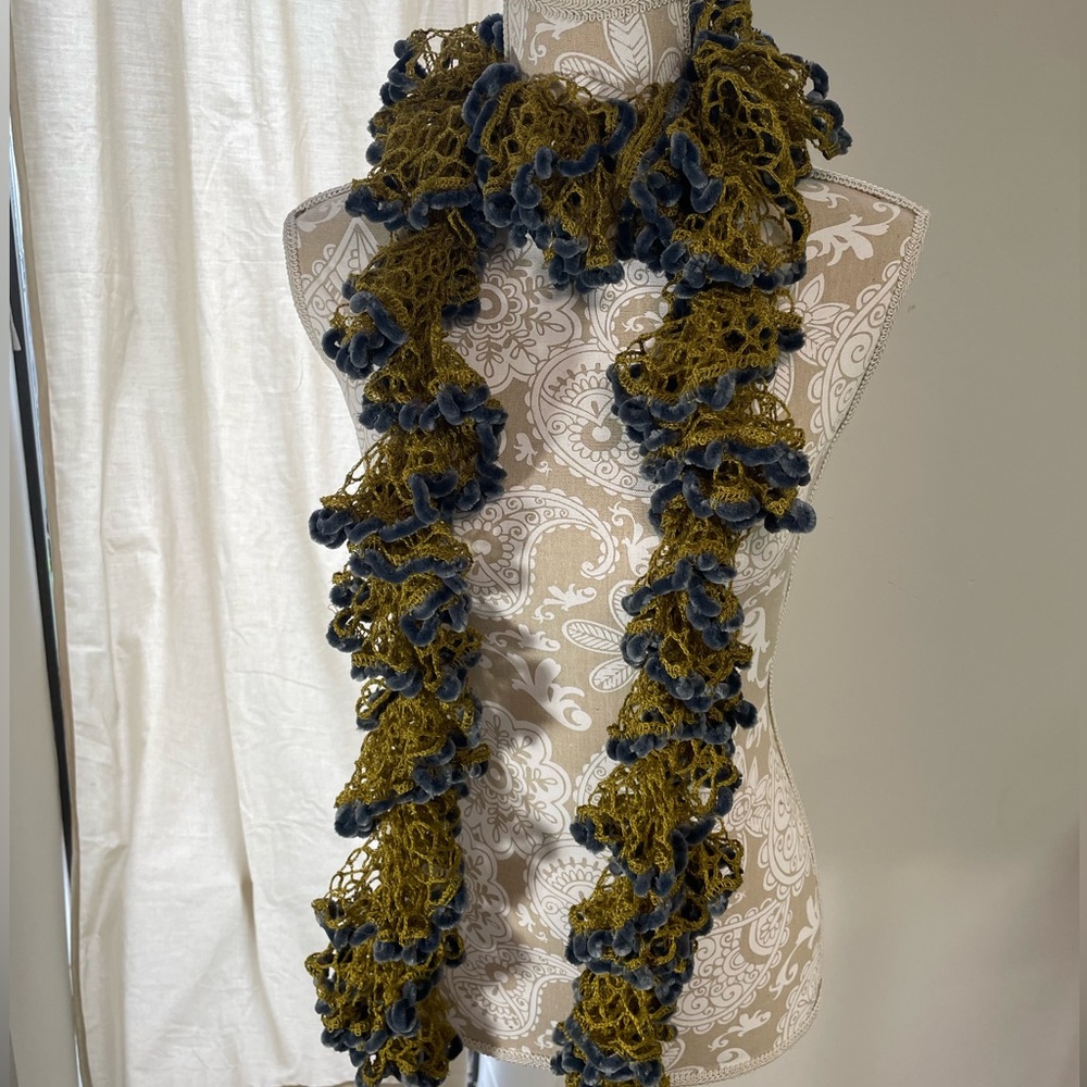 A Handmade scarf with a customizable color!